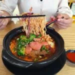 Koreański pikantny makaron z wołowiną